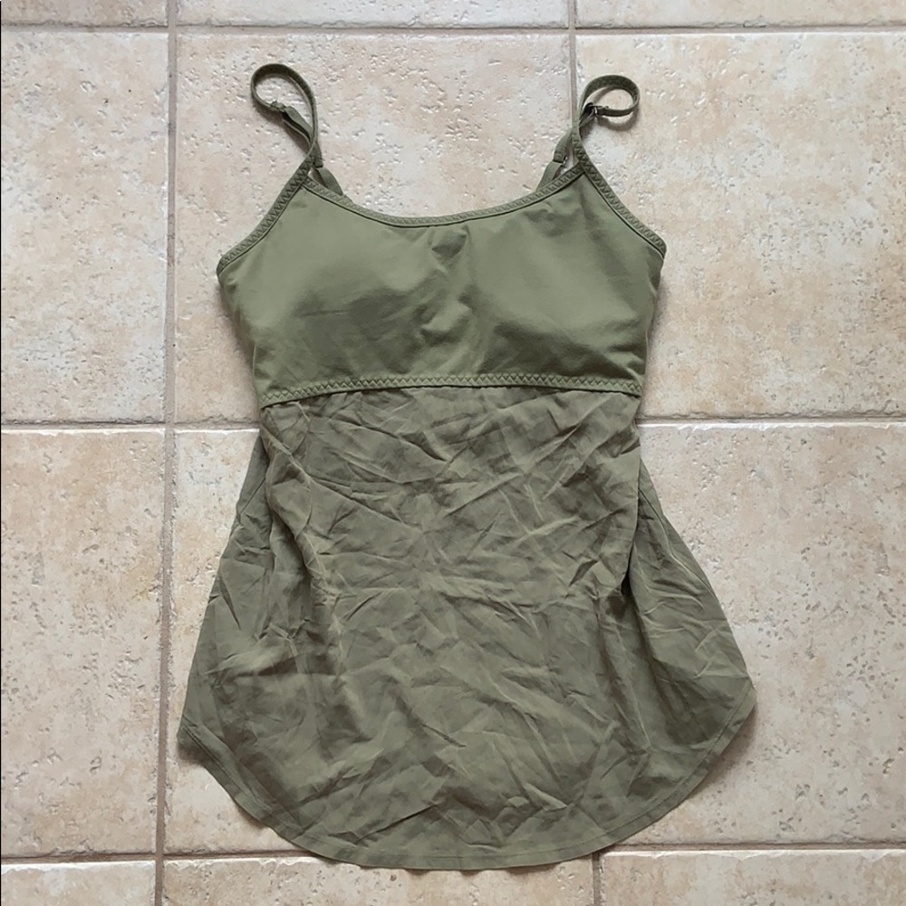 Under armour all season flowy tank top m olive